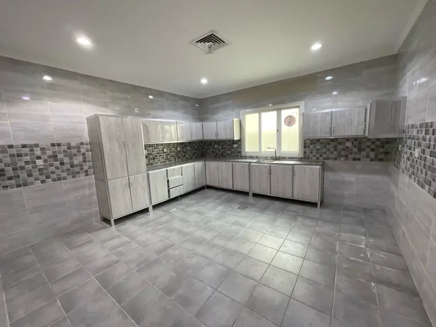 5 bedroom Villa For Rent in West Abdullah Al-Mubarak, Farwaniya, Kuwait - photo 4